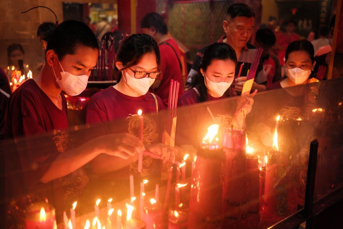 Người dân thắp nến tại chùa Toa Se Bio ở Jakarta, Indonesia ngày 10.2.2024, ngày đầu tiên của năm âm lịch Giáp Thìn. Ảnh: AFP