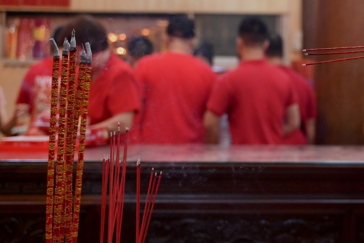 Thắp hương cầu may dịp năm mới là phong tục ở nhiều cộng đồng châu Á trong dịp Tết Nguyên đán. Ảnh: AFP