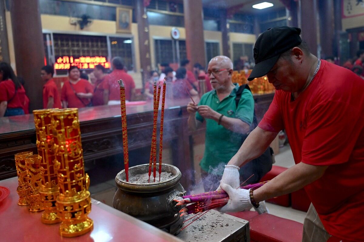 Người dân thắp hương tại một ngôi chùa ở Manila, Philippines dịp Tết Nguyên đán Giáp Thìn 2024. Ảnh: AFP