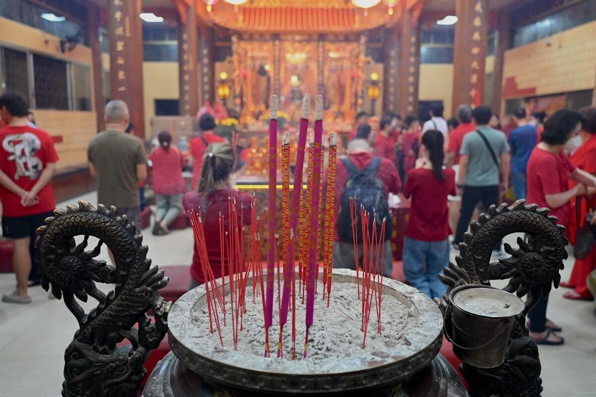 Khung cảnh trong thời khắc chuyển giao của năm cũ và năm mới âm lịch tại một ngôi chùa ở Manila, Philippines. Ảnh: AFP