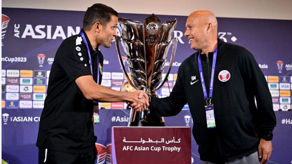 Trận chung kết Asian Cup 2023 sẽ là cuộc đấu trí giữa huấn luyện viên Hussein Ammouta (tuyển Jordan) và Marquez Lopez của tuyển Qatar. Ảnh: AFC