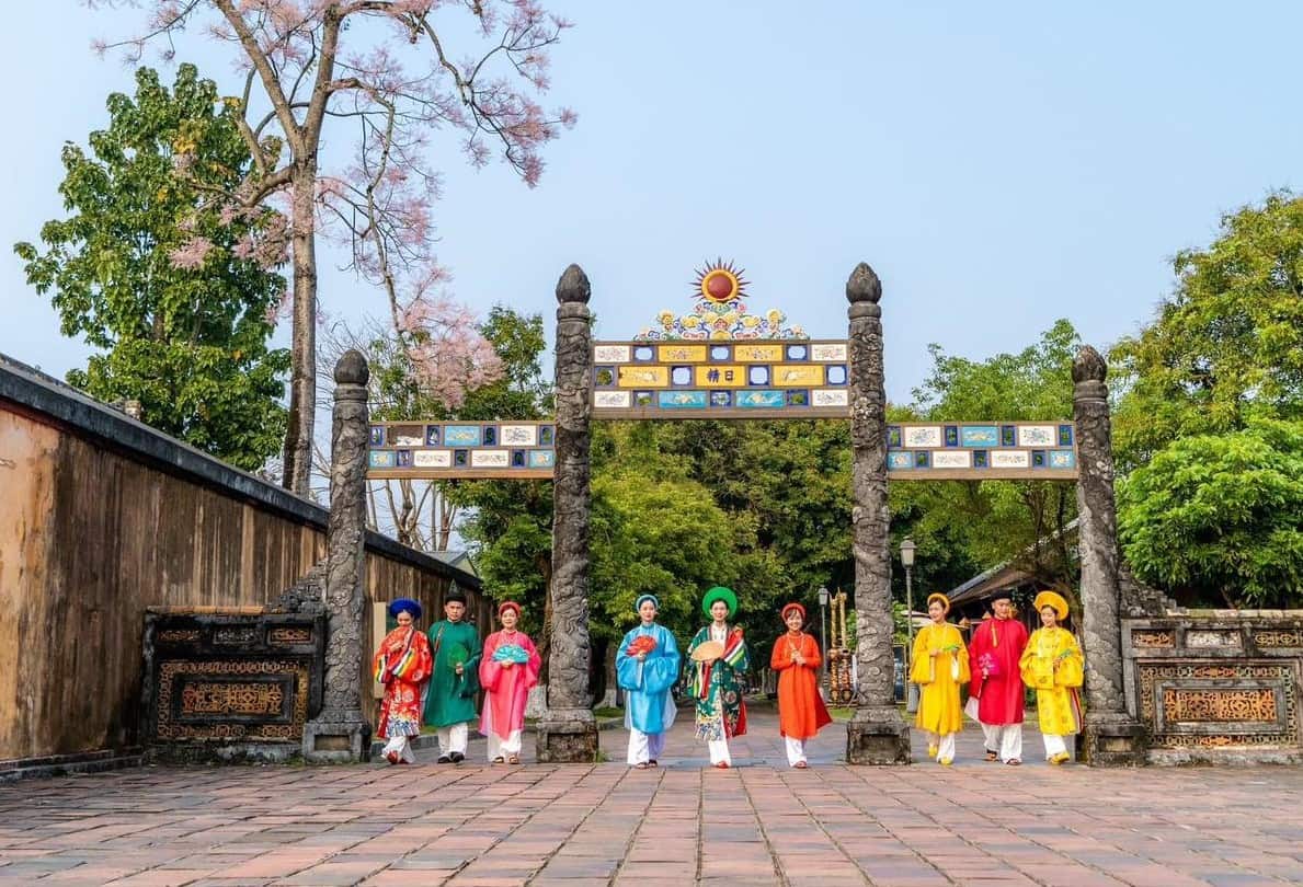 Du khách tham quan di tích Huế. 