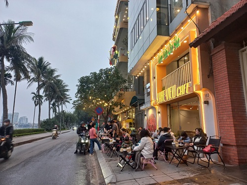 Nhiều quán cà phê mở xuyên Tết phục vụ nhu cầu của người dân.  Ảnh: Minh Hạnh 