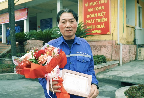 Công nhân Phan Đình Chang là một trong 2 cá nhân được tuyên dương "Người thợ mỏ - Người chiến sĩ". Ảnh: CĐ TKV