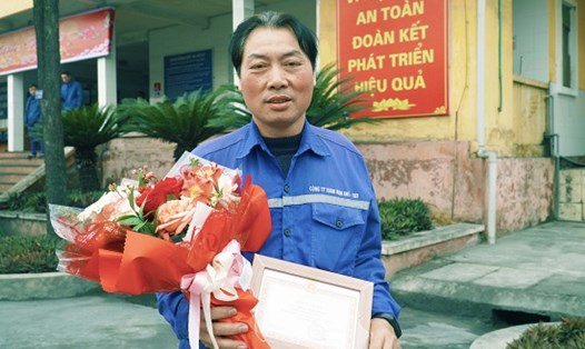 Công nhân Phan Đình Chang là một trong 2 cá nhân được tuyên dương "Người thợ mỏ - Người chiến sĩ". Ảnh: CĐ TKV