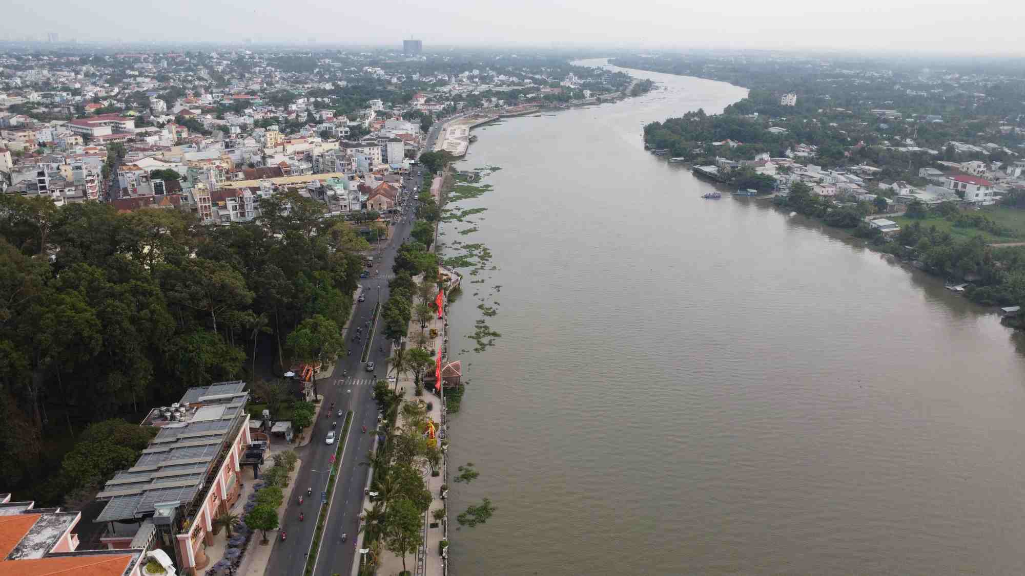 Phía dưới là sông Sài Gòn, bên trái là thành phố Thủ Dầu Một, tỉnh Bình Dương và bên phải là huyện Củ Chi, TPHCM.