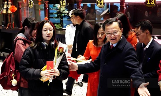 Ông Cao Tường Huy – Chủ tịch UBND tỉnh Quảng Ninh tặng hoa, lì xì chúc mừng năm mới đoàn khách. Ảnh: Đoàn Hưng