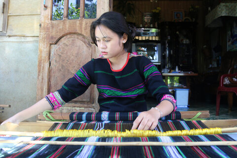 Trần H’Nhàn (SN 2006) là thế hệ thứ 3 tiếp nối nghề dệt thổ cẩm trong một gia đình người dân tộc Mạ ở tỉnh Đắk Nông. Ảnh: Phan Tuấn