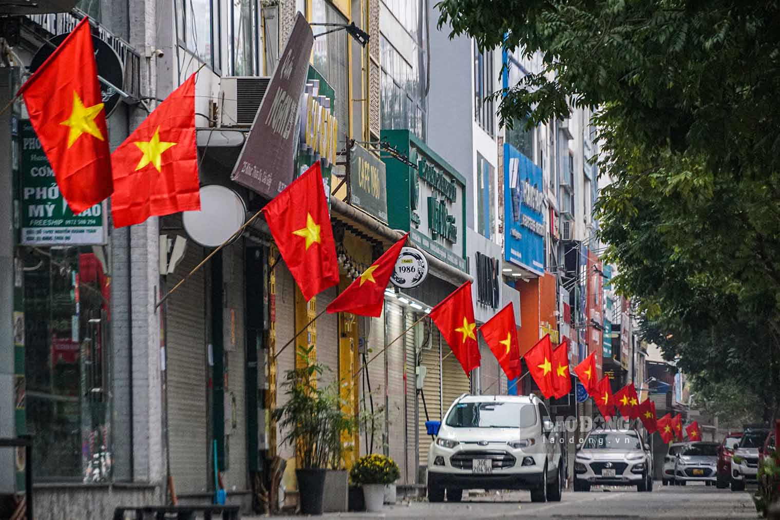 Hàng cờ Tổ quốc đỏ thắm trên một con đường thuộc quận Cầu Giấy.