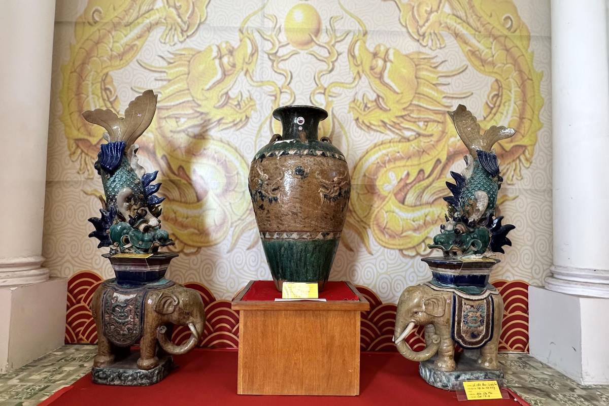 Đây là bình hoa với hoa văn “Song long chầu Nhật“, cùng bộ đôn voi yếm rồng theo tích cá chép hóa rồng được triển lãm. Ảnh: Thành An