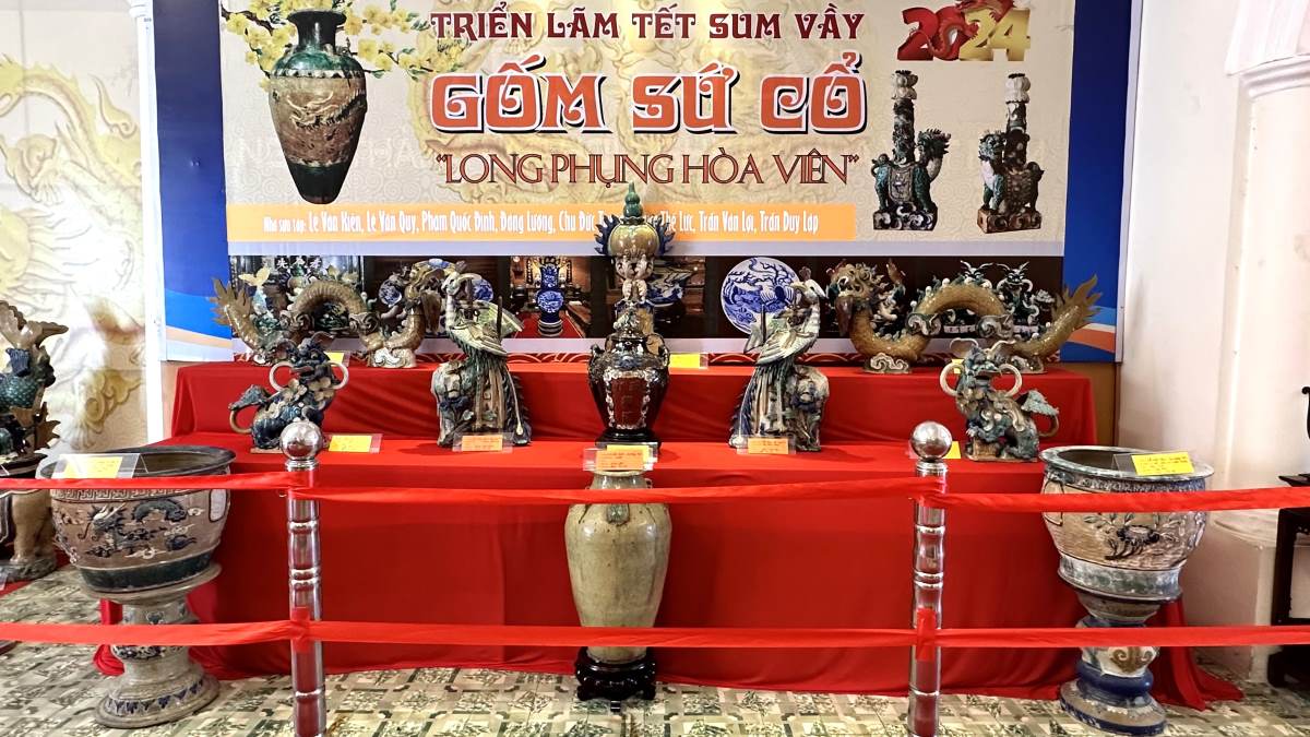 Hơn 50 cổ vật gốm sứ với chủ đề “Long Phụng hòa viên” đã được UBND TP Vũng Tàu phối hợp cùng các nhà sưu tầm tổ chức triển lãm vào dịp Tết Nguyên đán 2024 để phục vụ người dân, du khách. Ảnh: Thành An