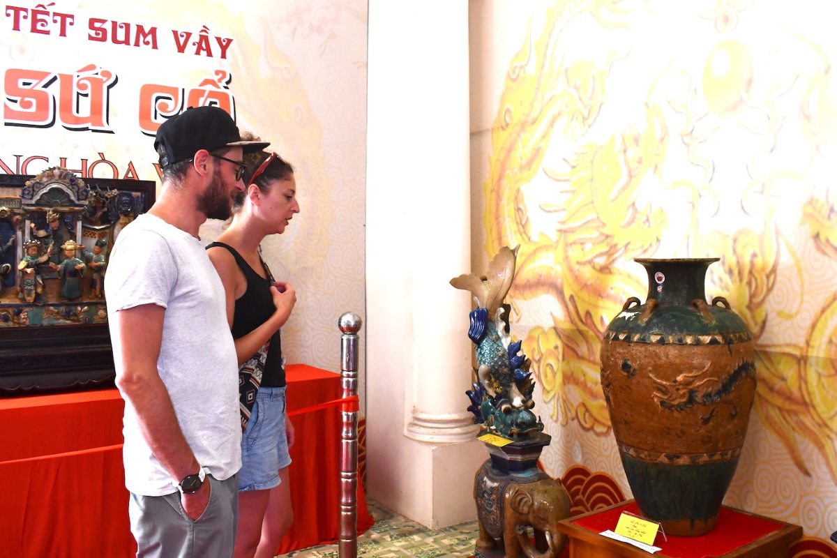 Chiêm ngưỡng bộ gốm sứ, cặp đôi du khách Bastien và Lola (người Pháp) khen ngợi: “Đây là những tác phẩm nghệ thuật rất đẹp, giúp chúng tôi hiểu thêm về đời sống văn hóa của người Việt Nam“.