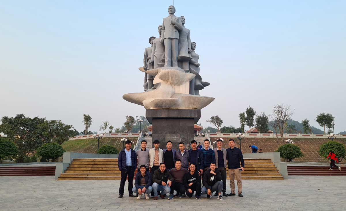 Du khách chụp ảnh lưu niệm tại khu vực tượng đài nằm trong khuôn viên công viên Yên Hoà. Ảnh: LN.
