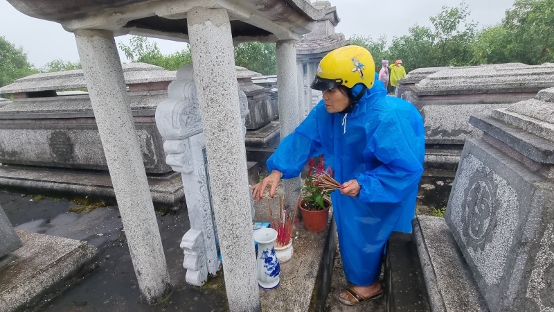 Dưới mưa xuân lả tả, nhiều người dân Quảng Nam vẫn tìm về thắp hương tưởng nhớ người thân đã mất. Ảnh: Hoàng Bin