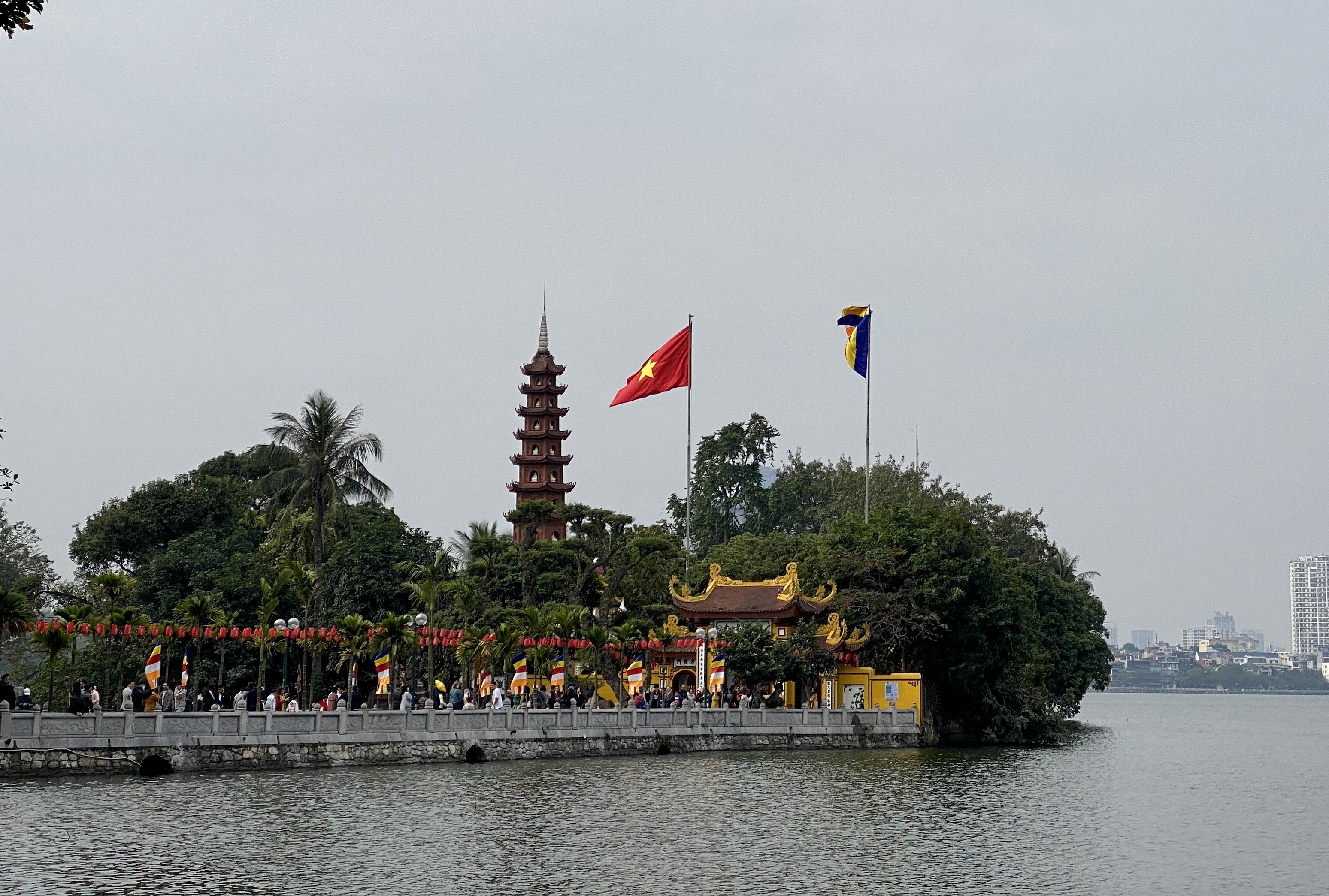 Văn hoá đi lễ chùa ngày đầu năm mới của người Việt Nam đã gây ấn tượng với nhiều du khách quốc tế. Ảnh: Anh Vũ