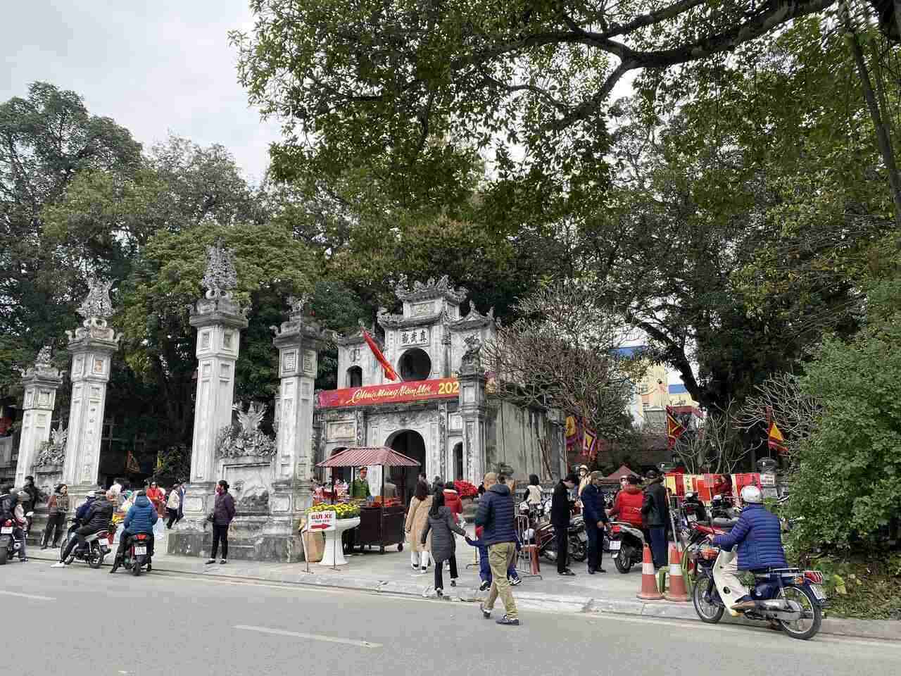 Chùa Trấn Quốc và đền Quán Thánh là nơi thu hút nhiều du khách nước ngoài trong dịp Tết Nguyên đán. Ảnh: Anh Vũ