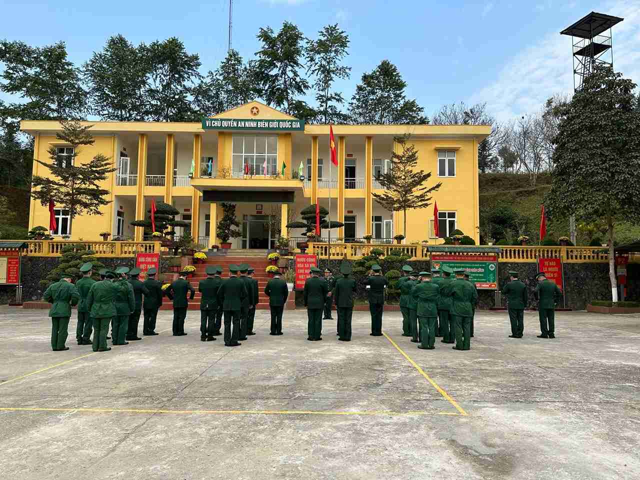 Sau nghi thức chào cờ, cán bộ, chiến sĩ sẽ được nghe Thư chúc Tết của Đảng ủy Bộ tư lệnh Bộ đội Biên phòng, Đảng ủy Bộ Chỉ huy Bộ đội Biên phòng tỉnh Cao Bằng.