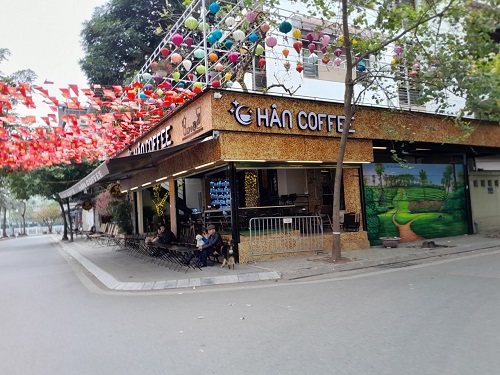 Quán cà phê trên đường Trích Sài ngày mùng 1 Tết. Ảnh:Xuyên Đông