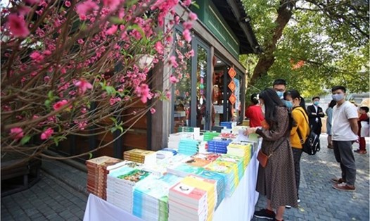 Nhiều người ủng hộ chọn sách để mừng tuổi đầu năm cho trẻ. Ảnh minh họa: Phạm Đông