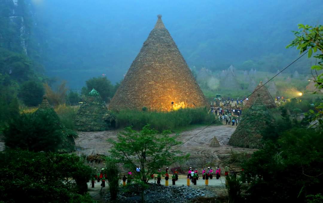 Hàng nghìn du khách đổ về tham quan đảo Khê Cốc - một điểm du lịch nằm ẩn mình trong vùng lõi di sản Văn hóa và Thiên nhiên thế giới Tràng An vừa được đưa vào khai thác trong dịp Tết Nguyên đán Giáp Thìn 2024. Ảnh: Nguyễn Trường