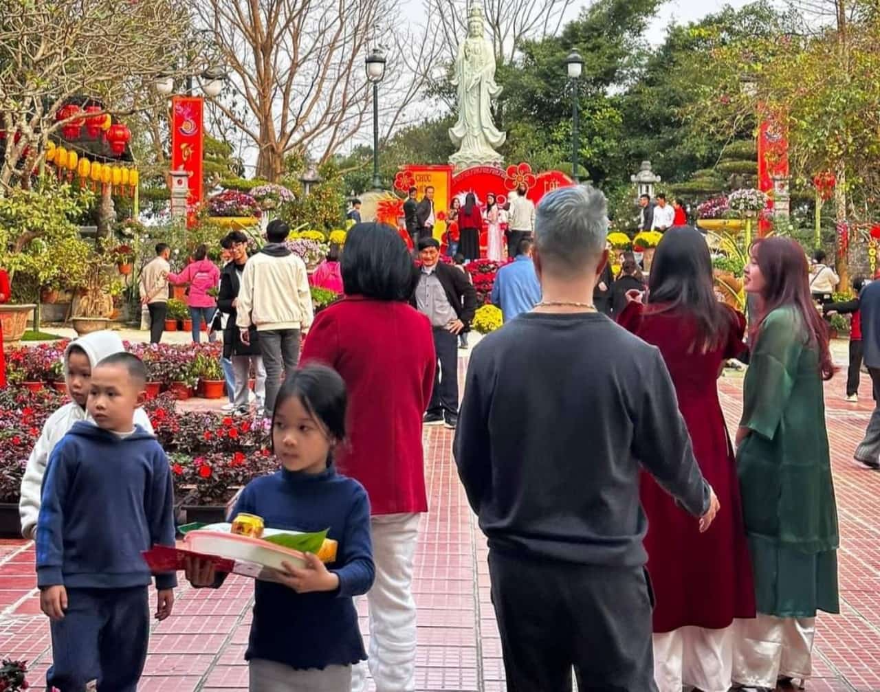 Hàng nghìn du khách tham quan vãn cảnh tại chùa Quang Sơn (thành phố Tam Điệp, Ninh Bình) ngày đầu năm. Ảnh: Nguyễn Trường