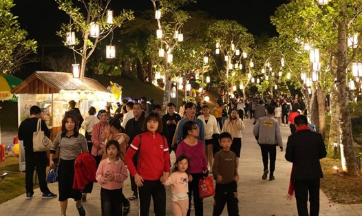 Hàng vạn du khách đổ về tham quan tại các khu, điểm du lịch trên địa bàn tỉnh Ninh Bình trong những ngày Tết Nguyên đán Giáp Thìn 2024. Ảnh: Nguyễn Trường