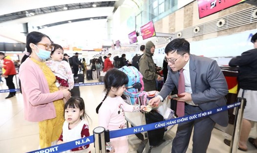 Tổng giám đốc Vietjet Đinh Việt Phương có mặt tại sân bay Nội Bài từ rất sớm để gửi những lời chúc mừng một năm mới an khang thịnh vượng và lì xì cho những hành khách xuất hành ngày đầu năm. Ảnh Vietjet