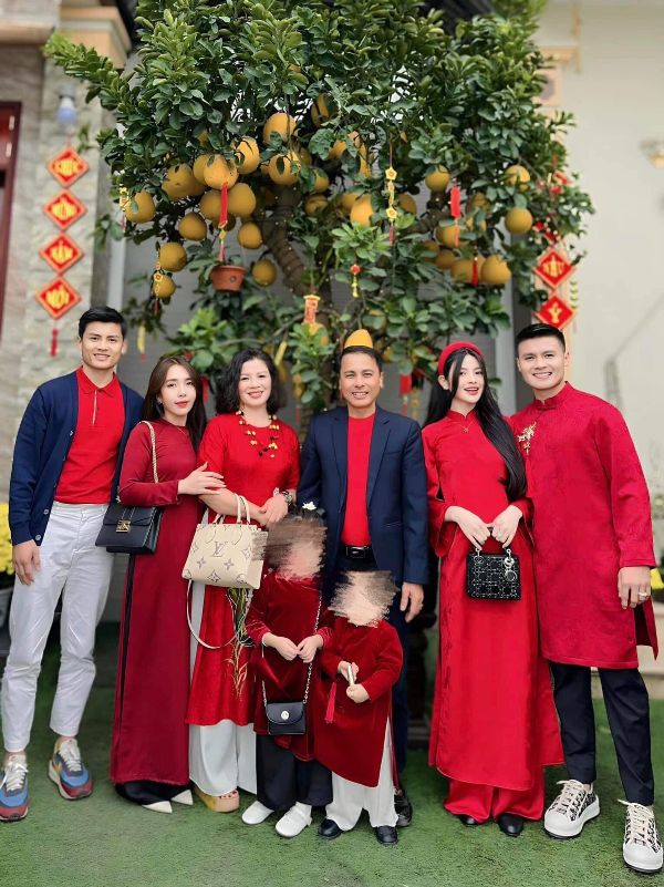 Tiền vệ Quang Hải đón Tết cùng vợ sắp cưới Chu Thanh Huyền, bố mẹ và gia đình anh trai. Cả nhà chọn trang phục tông màu đỏ chủ đạo. Ảnh: FBNV
