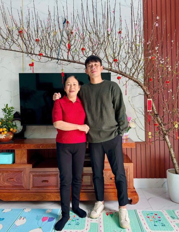 Tiền vệ Minh Vương đón Tết cùng mẹ ở quê nhà. Ảnh: FBNV