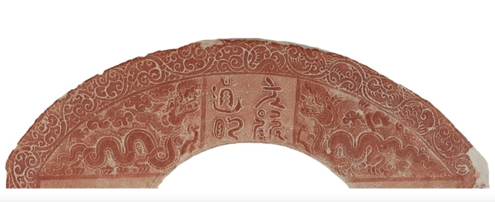 Chi tiết chạm khắc trang trí trên trán bia chùa Giầu. Ảnh: Tư liệu bản dập của Bảo tàng tỉnh Hà Nam
