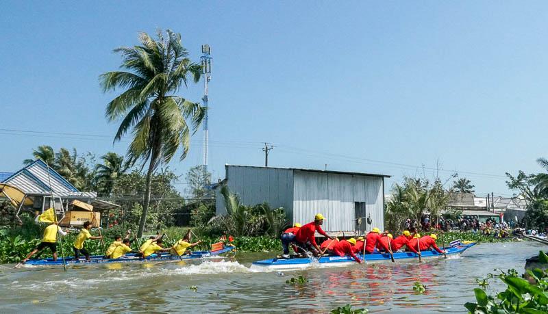 2 đội đang tung nước rút mạnh mẽ.