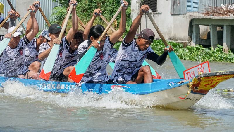 Anh Giang Thành Nhị ở xã Tuân Tức (huyện Thạnh Trị, tỉnh Sóc Trăng) cho biết, đua vỏ lãi từ lâu đã trở thành bộ môn thể thao được đông đảo người dân yêu thích. “Chúng tôi mỗi người đóng góp khoảng 500.000 đồng để mua vỏ lãi, chi phí ăn uống, đi lại để tham gia đấu với hy vọng mang đến cho người xem những màn so kè kịch tính“, anh Nhị nói.