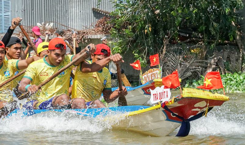 Phương tiện đua là vỏ lãi có chiều dài từ 7.7m-8.5m, mỗi đội có 10 vận động viện tham gia tranh tài ở tài cự ly 600m với các vòng đấu vòng loại chọn các đội nhất, nhì mỗi bảng vào vòng thi đấu chéo, bán kết, chung kết.