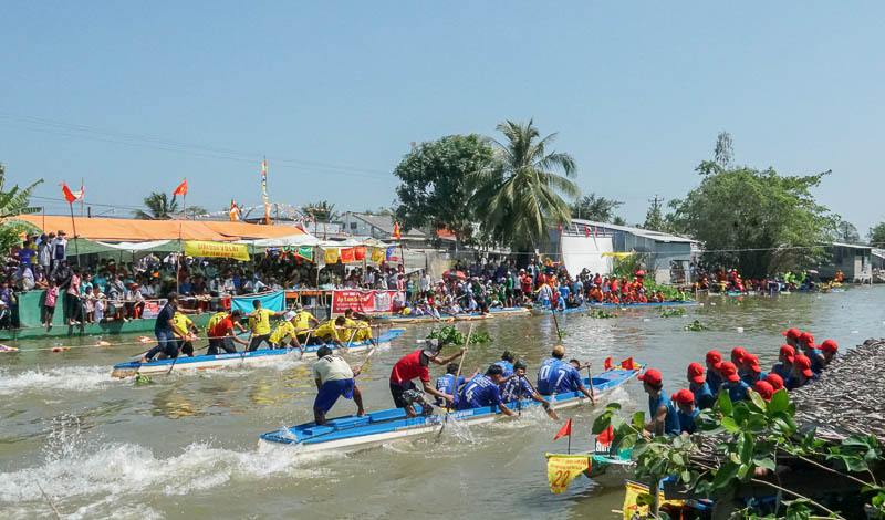 Các đội tăng tốc bức phá về đích.