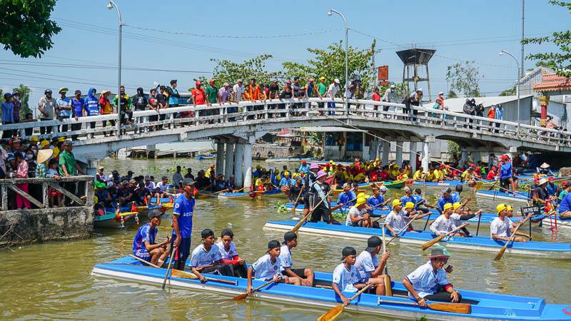 2 bên bờ sông hàng nghìn khán giả đến xem và cổ vũ cho các đội đua.