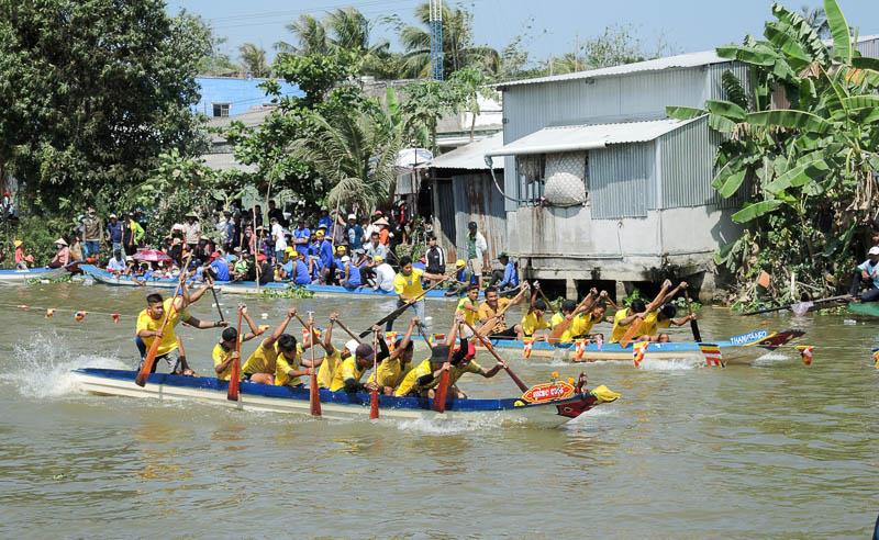 Một màn so kè kịch tính của hai đội vỏ trên đường đua sông nước.