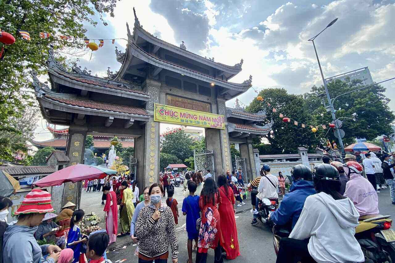 Đi lễ chùa đầu năm từ lâu đã trở thành thói quen và cũng là một nét văn hóa truyền thống của người dân Việt Nam mỗi dịp Tết đến xuân về. Từ sáng mùng 1 Tết, nhiều ngôi chùa lớn ở TPHCM đã đông khách đến thăm viếng.