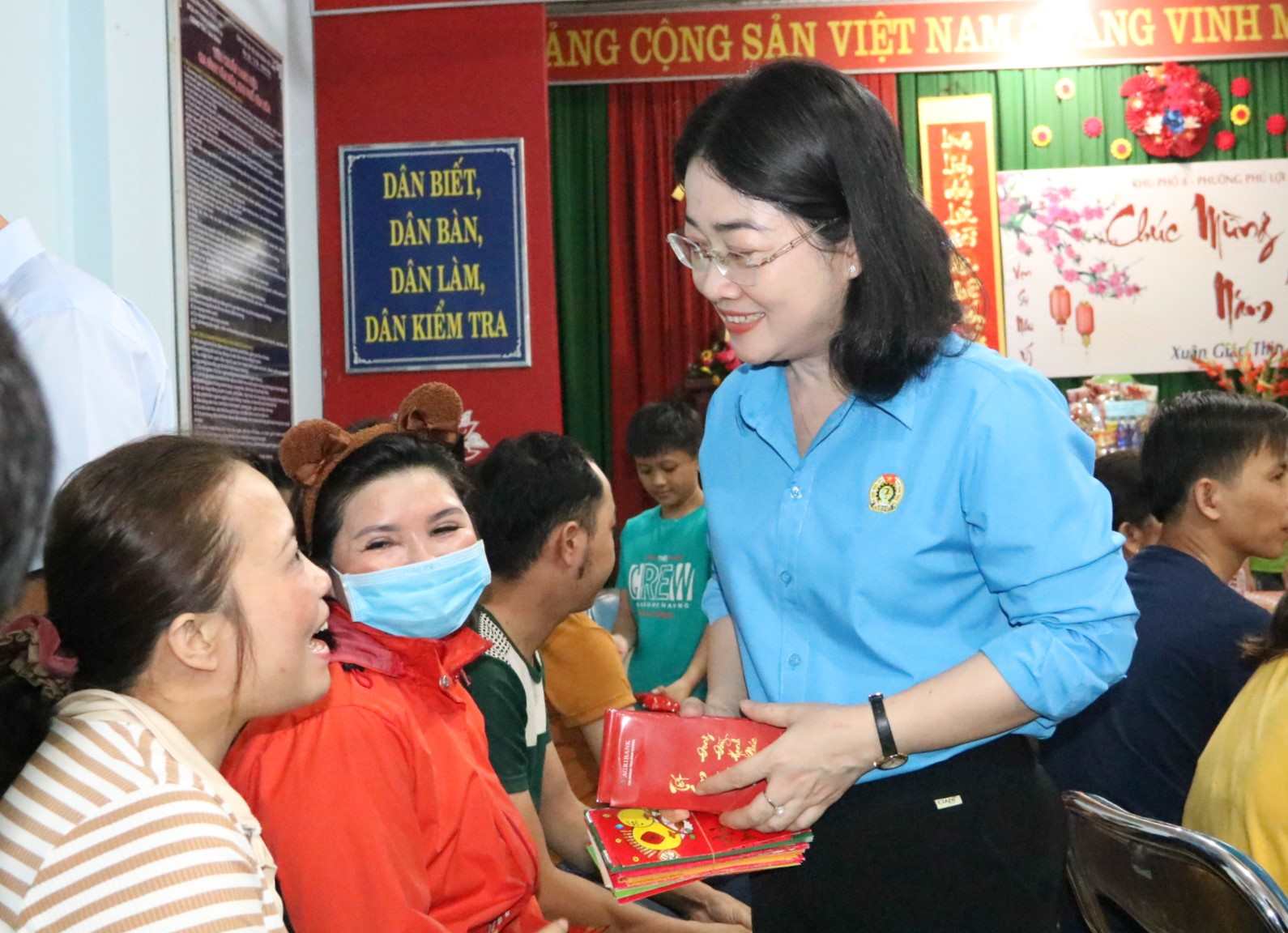 Bà Nguyễn Kim Loan - Chủ tịch LĐLĐ Bình Dương thăm hỏi động viên công nhân lao động. Ảnh: Đình Trọng