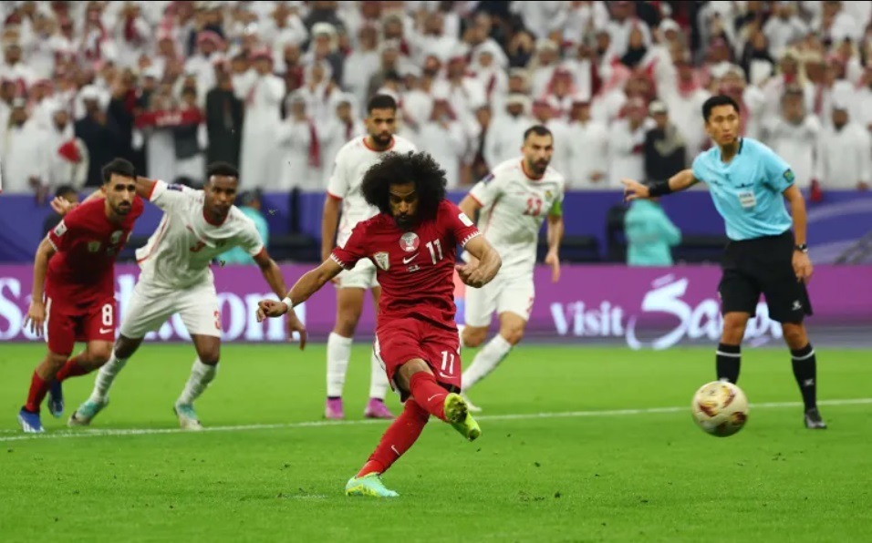Afif ghi bàn thắng thứ hai cho riêng mình từ chấm 11m. Ảnh: Aljazeera