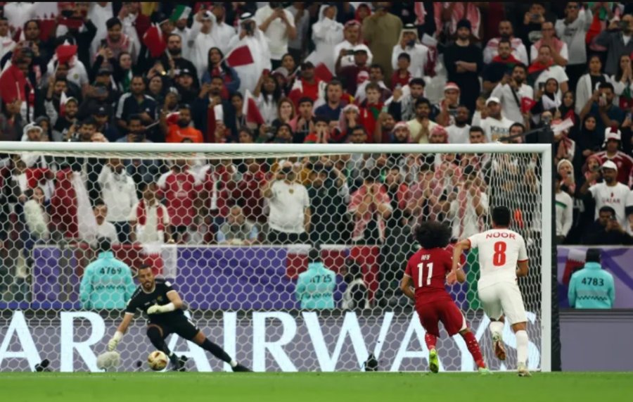 Akram Afif ghi bàn mở tỉ số cho tuyển Qatar từ chấm 11m. Ảnh: Aljazeera