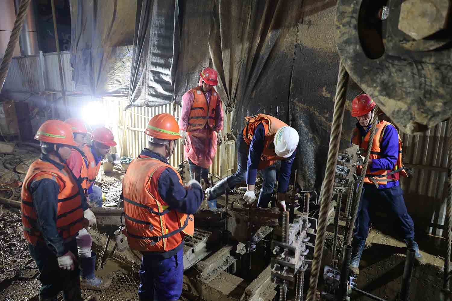 Các công nhân, kỹ sư  thi công ga ngầm S12 những ngày Tết Nguyên đán Giáp Thìn 2024. Ảnh: Phạm Đông