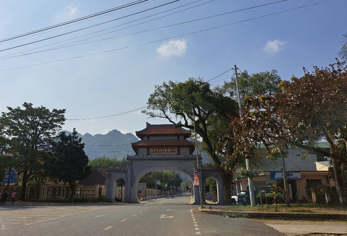 Lối vào khu di tích lịch sử Nhà máy in tiền đầu tiên của nước Việt Nam độc lập (xã Phú Nghĩa, huyện Lạc Thuỷ, tỉnh Hoà Bình). Ảnh: Khánh Linh