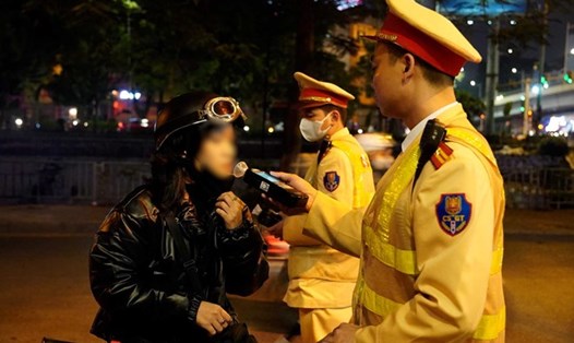 Cảnh sát giao thông Hà Nội tiến hành kiểm tra nồng độ cồn. Ảnh: Hữu Chánh