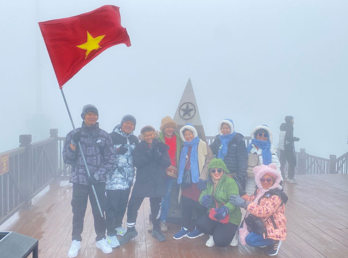 Nhiều du khách đặt chân lên đỉnh Fansipan trong ngày đầu năm 2024. Ảnh: Hồng Liên