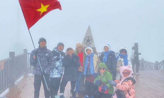 Nhiều du khách đặt chân lên đỉnh Fansipan trong ngày đầu năm 2024. Ảnh: Hồng Liên