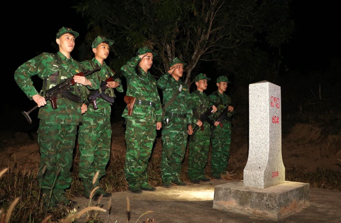 Vào dịp Tết, dọc biên giới Việt - Lào luôn có quân số túc trực ở các chốt cố định. Bên cạnh đó, các tổ tuần tra có thể thực hiện nhiệm vụ bất cứ lúc nào và không theo quy luật. Trong ảnh, tổ tuần tra của Đồn Biên phòng Cửa khẩu quốc tế Lao Bảo chào cột mốc.