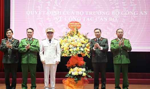 Tân Phó Giám đốc Công an tỉnh Bắc Giang (thứ ba từ trái qua) nhận quyết định bổ nhiệm. Ảnh: VGP