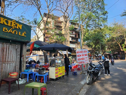 Quán bún riêu, bún ốc tại khu Nghĩa Tân. Ảnh: Minh Hạnh 