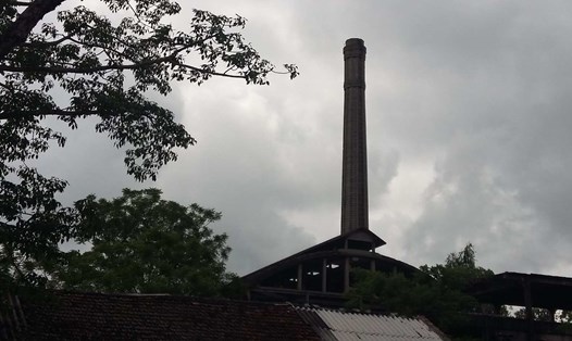 Một cột ống khói của Di tích nhà máy kẽm trăm tuổi còn nguyên vẹn. Ảnh: Nguyễn Hùng