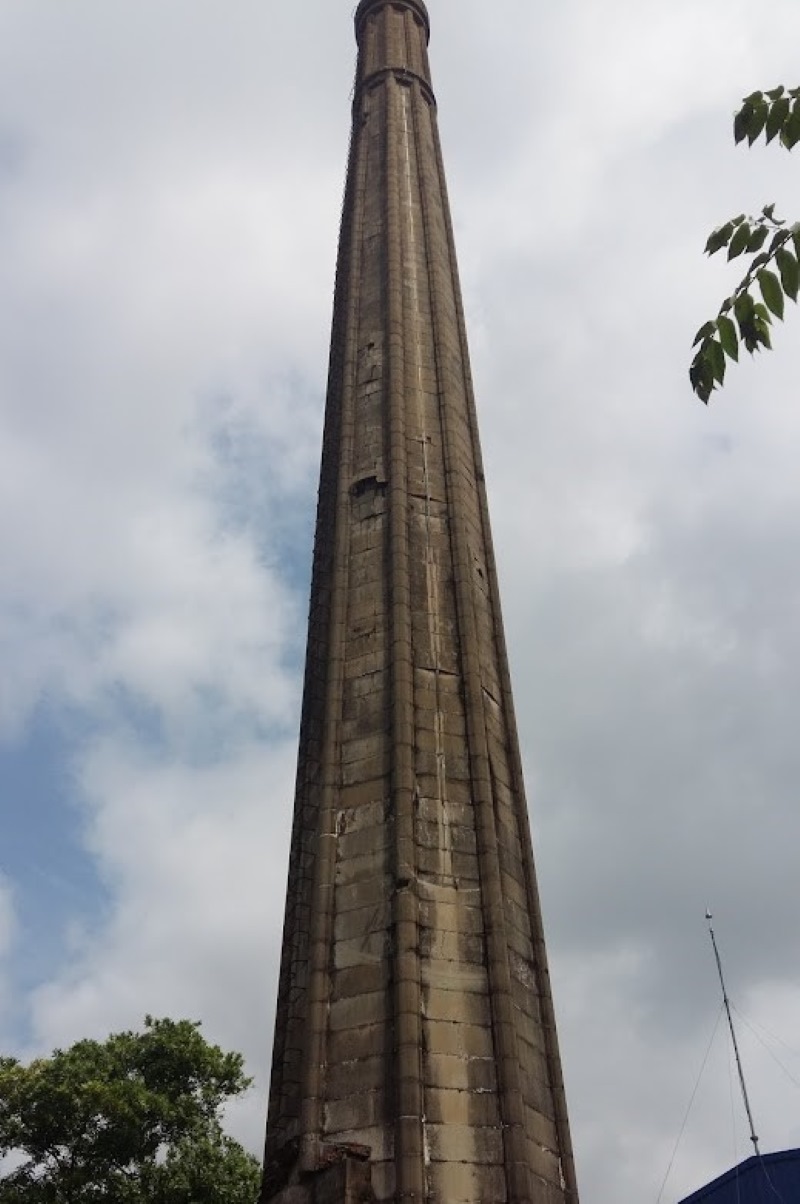 Một cột ống khói của Di tích nhà máy kẽm Quảng Yên. Ảnh: Nguyễn Hùng